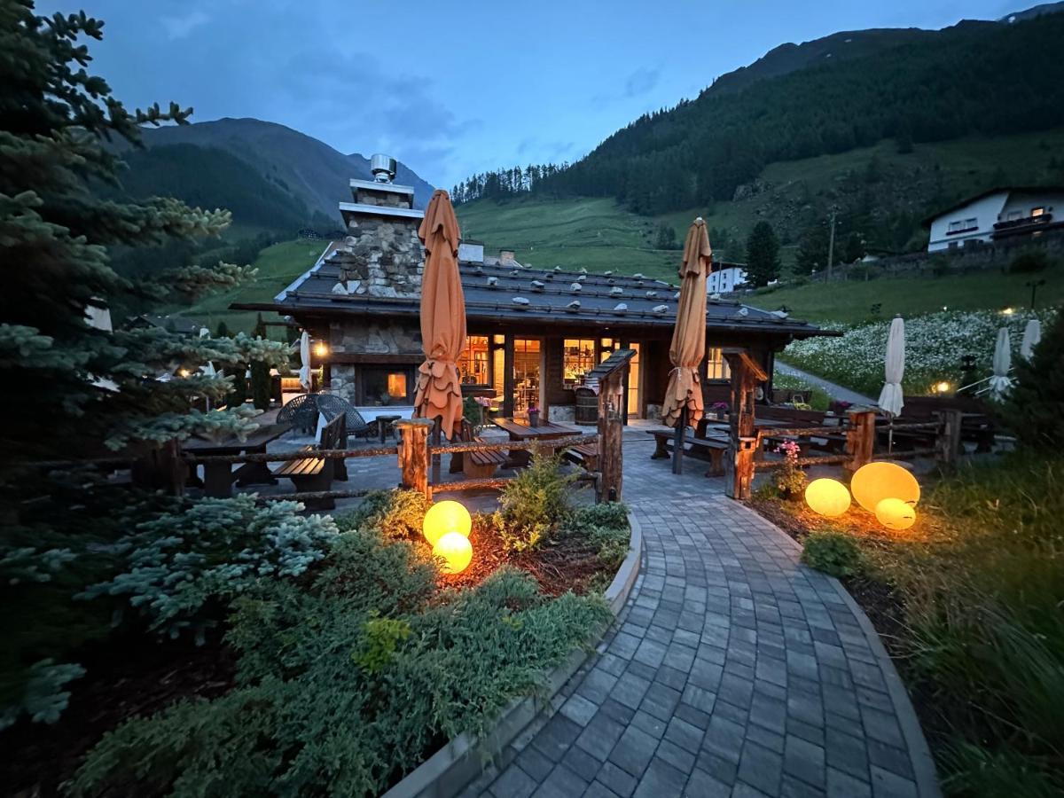 Hotel & Chalets Edelweiss Madonna  ภายนอก รูปภาพ